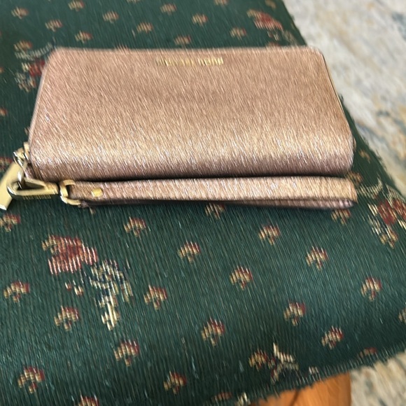 Michael Kors, pink glitter, wristlet 7“ x 4 like new inside - Picture 5 of 13